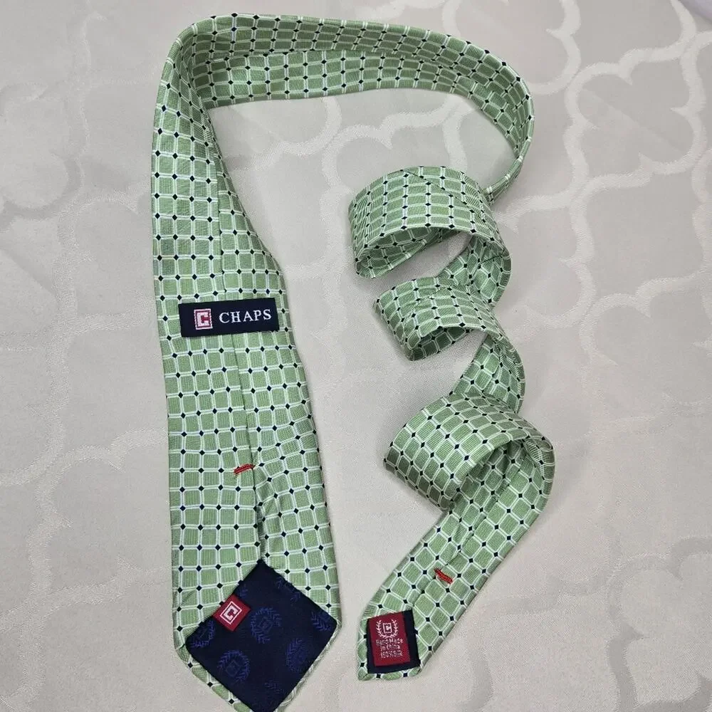 CHAPS Green White & Black Geometric Patterned Silk Tie 48.5in Long x 3in Wide